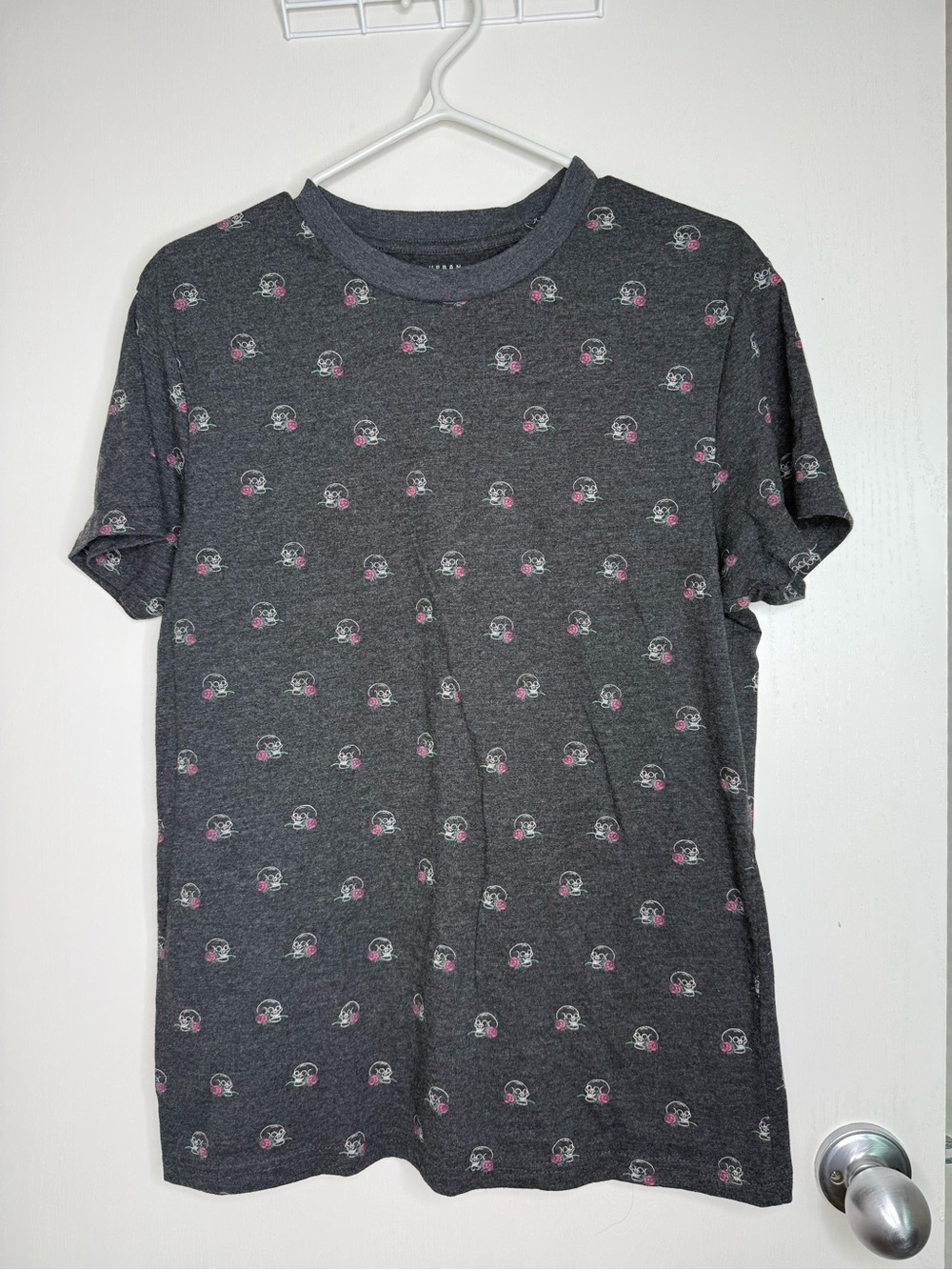 Men's Charcoal Gray Graphic Skull with Rose Crew Neck T-Shirt Medium